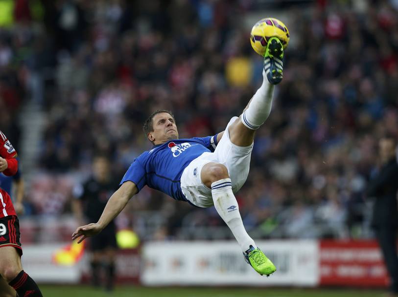 Un&#39;acrobazia di Phil Jagielka (Everton) durante Sunderland-Everton (Reuters)